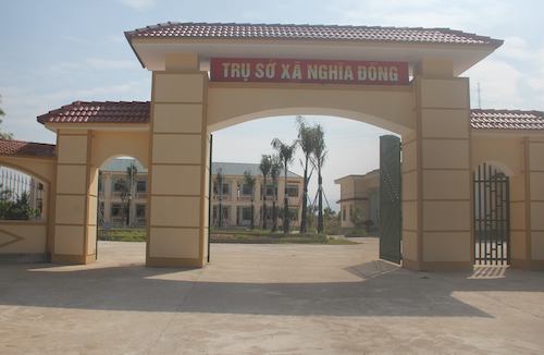 Bí[-]thư,[-]chủ[-]tịch[-]xã[-]bị[-]bắt[-]vì[-]bán[-]hơn[-]300[-]lô[-]đất[-]trái[-]thẩm[-]quyền